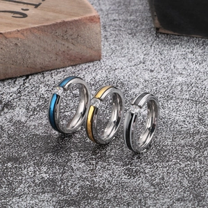 Trois bagues minimalistes en acier inoxydable avec incrustation bleue dorée et zircon