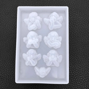 Vue détaillée d'un moule en silicone à 7 cavités avec divers motifs d'anges pour résine DIY