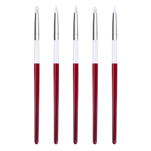 Detail van 5-delige siliconen nail art penseelset met rood-witte handvatten en diverse tips