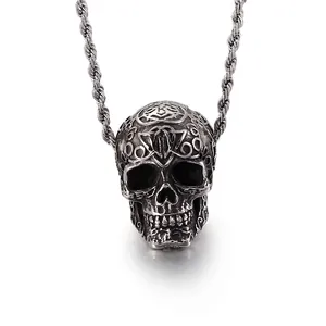 Pendentif tête de mort gothique en acier inoxydable avec gravures sur chaîne torsadée
