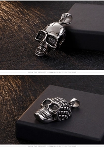 Détail de pendentifs tête de mort avec textures réalistes et motifs de grille indus