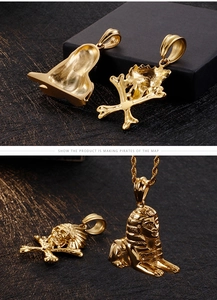 Detaillierte Makroansicht von goldenen Sphinx- und Totenkopfanhängern mit Metalltextur