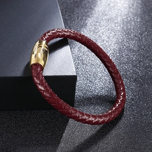 Bracciale da uomo in pelle intrecciata bordeaux con chiusura magnetica dorata
