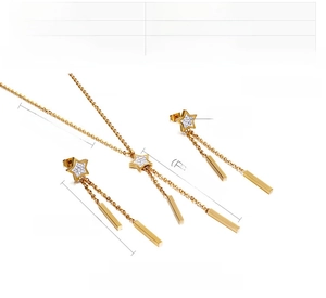Dettaglio della collana e degli orecchini a stella in acciaio dorato con zirconi