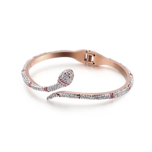 Bracelet serpent en or rose serti de cristaux roses et blancs sur fond blanc