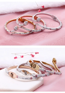 Détails de bracelets en forme de serpent sertis de cristaux en or, or rose et argent