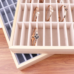 Vassoio per gioielli in legno con scomparti in velluto per bracciali