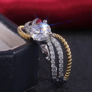 Bague multicouche élégante en métal bicolore avec texture ondulée et zircon serti griffes