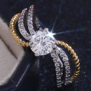 Bague bicolore de luxe avec anneaux ondulés et grosse pierre centrale en zircone