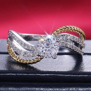 Vue macro de bague vague avec grand zircon et détail d'anneau bicolore torsadé