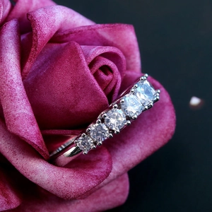 Exquisite five-stone zircon wedding ring set in rose flower with deep black background