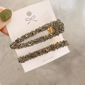 Détail de 2 barrettes BB en cristal en forme de goutte et barre avec strass gris