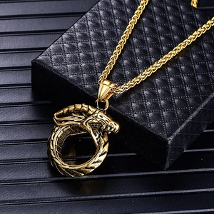 Goldene Ouroboros Schlange Halskette auf schwarzer Schmuckschatulle mit Kordelkette