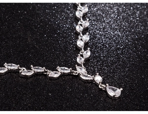 Macro di parure di gioielli in argento con zirconi taglio marquise e pendente a goccia