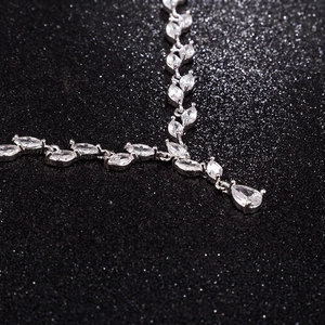 Elegante set collana in zircone argento con motivi a vite marquise e a goccia