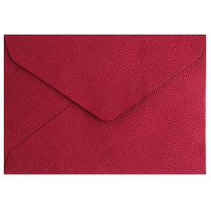 Elegante busta triangolare rosso intenso in carta speciale testurizzata effetto lino