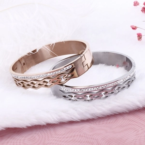 Bracelet jonc élégant en acier plaqué or 18k avec motif ajouré et zircons brillants