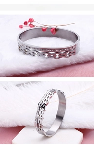 Vue macro détaillée des motifs géométriques creux et cristaux sur le bracelet en acier