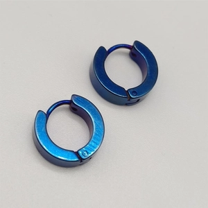 Boucles d'oreilles créoles minimalistes en acier titane bleu électrique poli brillant