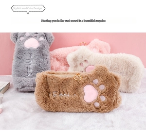 Dettaglio dell'astuccio a zampa di gatto in peluche con pelliccia morbida e ricamo rosa zampina