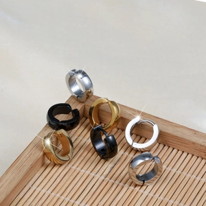 Pendientes de aro punk de acero inoxidable pulido en negro, oro y plata en bandeja