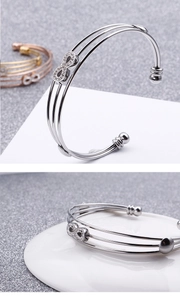 Détail du bracelet infini à trois rangs avec zircons en argent et en or rose brillant