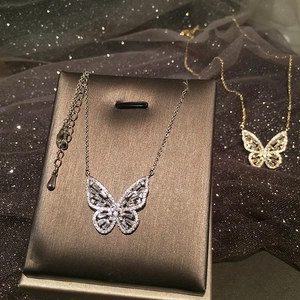 Collana con ciondolo a farfalla traforata e zirconi in finitura oro e argento