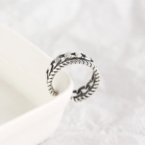 Detailed close-up of S925 sterling silver double layer chain ring with vintage rope texture