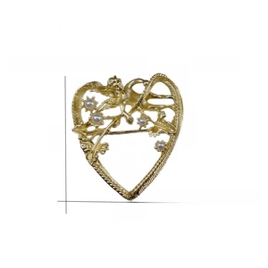 Detailed view of matte gold heart brooch with angel motif and pearls, 40mm size detail