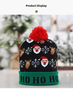 Détail des motifs Père Noël et flocons LED lumineux sur un bonnet de Noël en tricot