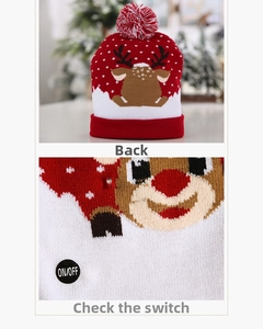 Gros plan sur l'interrupteur ON/OFF et la texture en maille de ce bonnet de Noël à LED