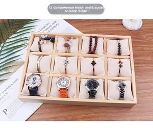 12-Gitter Uhrendisplay aus Holz mit beigen Kissen auf dunklem Holztisch präsentiert