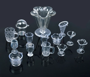 Dettaglio macro di 15 pezzi di mini bicchieri da vino e coppe gelato in plastica trasparente