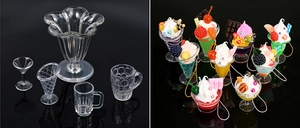 Dettaglio di mini bicchieri in plastica fai-da-te e ciondoli cibo completi