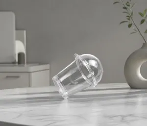 Dettaglio di un mini bicchiere di plastica flessibile in materiale resistente