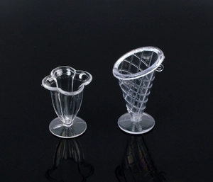 Dettaglio di mini coppe da gelato in plastica trasparente per decorazioni fai-da-te e case