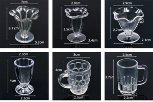 Specifiche dettagliate delle dimensioni per sei modelli di tazze in miniatura in plastica chiara