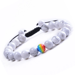 Bracelet en turquoise blanche avec perle arc-en-ciel et cordon tressé noir ajustable