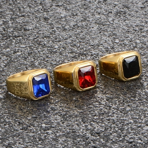 Trois chevalières vintage pour hommes en or avec pierres rectangulaires bleues rouges noires