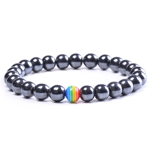 Bracelet en perles d'hématite naturelle avec une seule pierre arc-en-ciel sur fond blanc