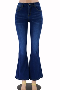 Vue de face d'un jean évasé vintage à taille haute avec texture denim délavée