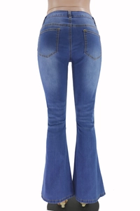Vue arrière du jean évasé bleu avec taille mi-haute et poches arrière sur un mannequin