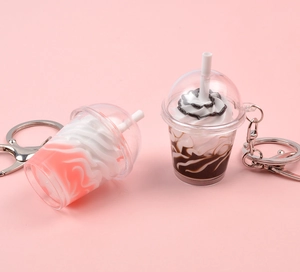 Porte-clés mini boisson en résine avec crème et mousqueton en métal robuste
