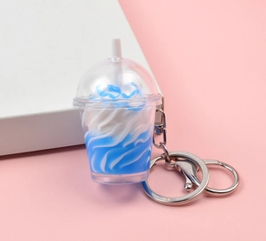 Gros plan d'un porte-clés mini glace avec crème tourbillon bleu et blanc et fermoir métal
