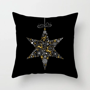 Détail de la housse de coussin de Noël noire avec renne doré et motif de flocon de neige