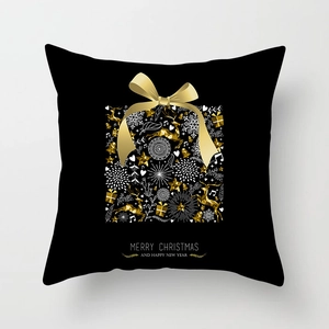 Détail de la taie d'oreiller Noël avec motif élan noir et or et nœud en ruban doré