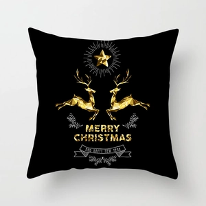 Détail de la taie d'oreiller de Noël noire et dorée avec des rennes et vœux de fêtes