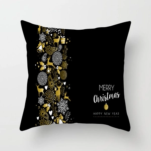 Détail de la housse de coussin de Noël noir et or avec motifs rennes et texte festif