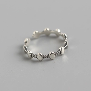 Anello aperto in argento S925 con perle ovali strutturate e design in stile vintage