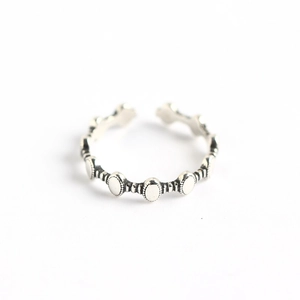 Anello aperto minimalista in argento sterling S925 con placca ovale e design punteggiato